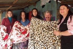 Read more about the article Cras Realiza Entrega de Cobertores Para Famílias do Município