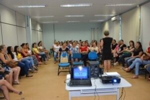 Read more about the article Secretaria de Educação repassa orientações a serventes e merendeiras