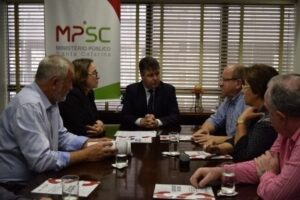 Read more about the article Prefeitos apresentam Manifesto em Defesa dos Municípios ao Ministério Público de Santa Catarina