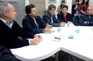 Read more about the article Prefeito se reúne com lideranças para discutir regulamentação de área de carga e descarga no município