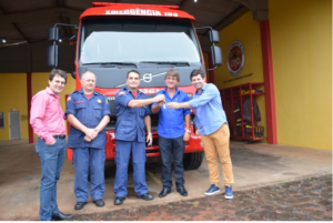 Read more about the article Governo municipal oficializa entrega de novo caminhão ao Corpo de Bombeiros