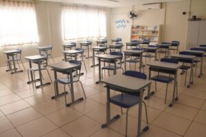 Read more about the article Secretaria de Educação entrega 252 novas carteiras escolares