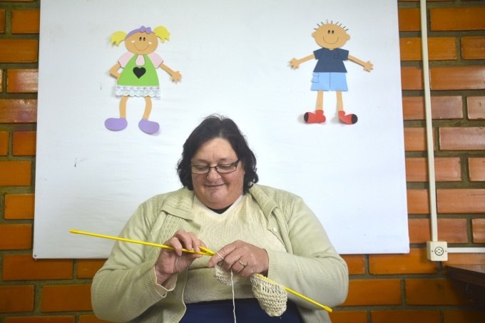 You are currently viewing Projeto Tricotando para o Bem faz a alegria de crianças no inverno