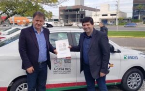 Read more about the article Governo do Estado entrega novo veículo para a prefeitura de São Lourenço do Oeste