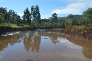 Read more about the article Prefeitura realiza limpeza de barragem no rio Macaco