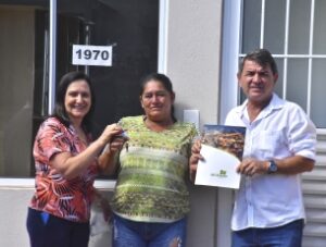 Read more about the article Mais uma família recebe a chave da casa própria em São Lourenço do Oeste