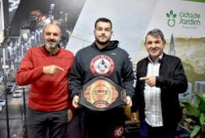 Read more about the article Incentivado pelo Programa Bolsa Esporte da prefeitura, atleta fica campeão catarinense de Muay Thai