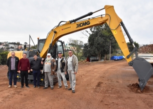 You are currently viewing Com recursos próprios, prefeitura investe em nova escavadeira hidráulica para Secretaria de Agricultura