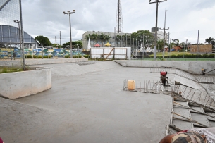 You are currently viewing Praça da Liberdade: obras avançam com concretagem do piso na pista de skate