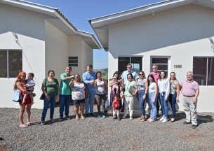 Read more about the article Mais três famílias recebem as chaves de unidades residenciais em São Lourenço do Oeste