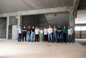 Read more about the article Governo municipal faz visita com grupo de empresários em obras do município