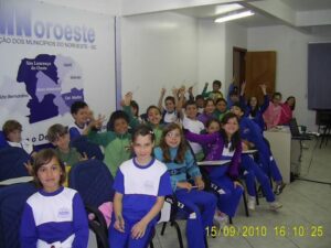 Read more about the article Alunos da 3 ª Série da Escola Estadual Sóror Angélica visitam a AMNOROESTE