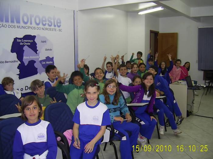 You are currently viewing Alunos da 3 ª Série da Escola Estadual Sóror Angélica visitam a AMNOROESTE