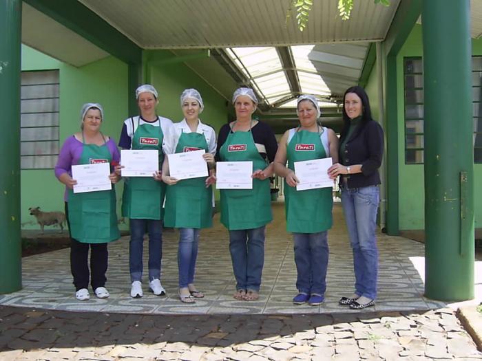 You are currently viewing AMNOROESTE entrega Certificado a Nutricionistas e Merendeiras que participaram do CURSO EDUCAÇÃO ALIMENTAR parceria com a Parati/SA