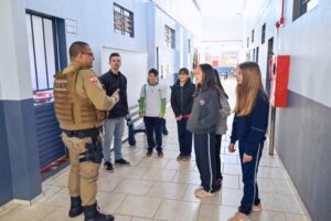 Read more about the article Polícia Militar e Secretaria de Educação realizam protocolo de segurança nas escolas da rede municipal de ensino