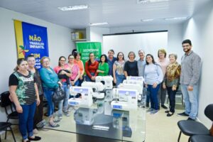 Read more about the article Clubes de mães recebem máquinas de costura para projeto social