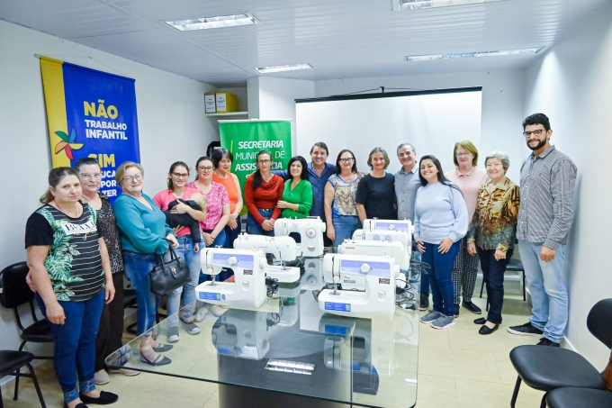 You are currently viewing Clubes de mães recebem máquinas de costura para projeto social