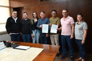 Read more about the article Prefeitura oficializa doação de dois terrenos para empresas do município