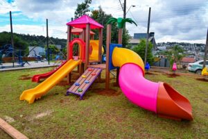 Read more about the article Governo municipal instala dois novos parques infantis